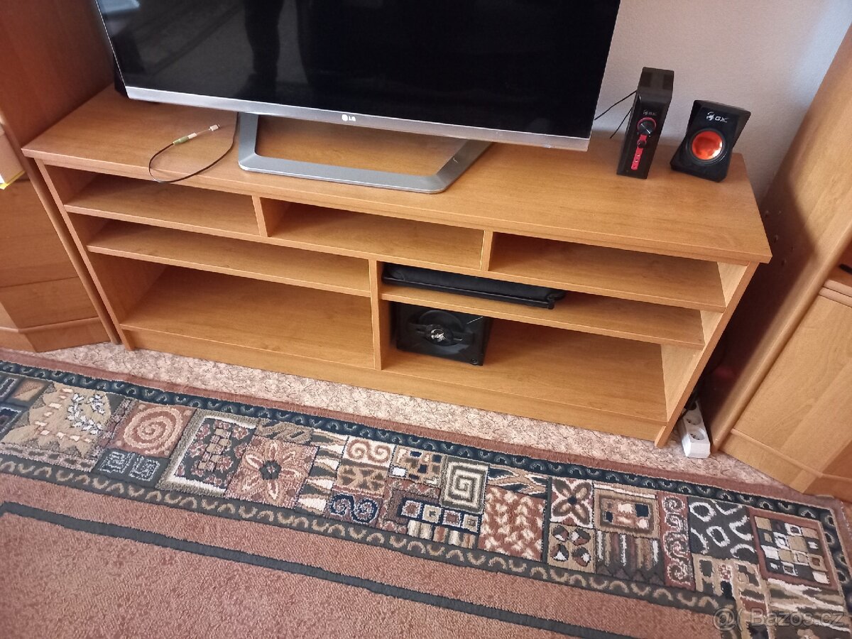 Stolek pod tv