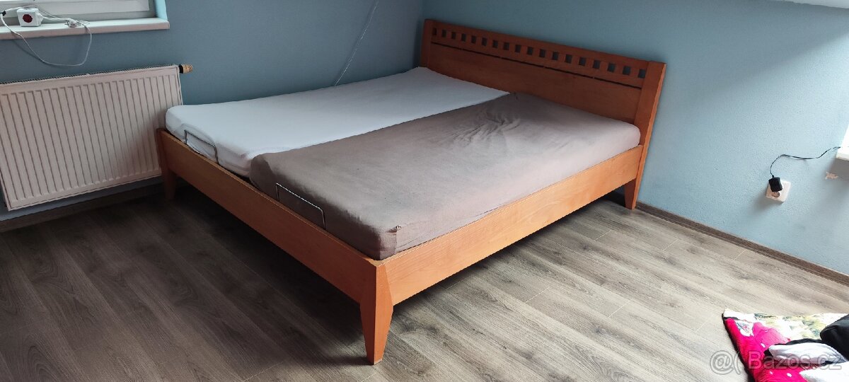 Manželská postel masiv