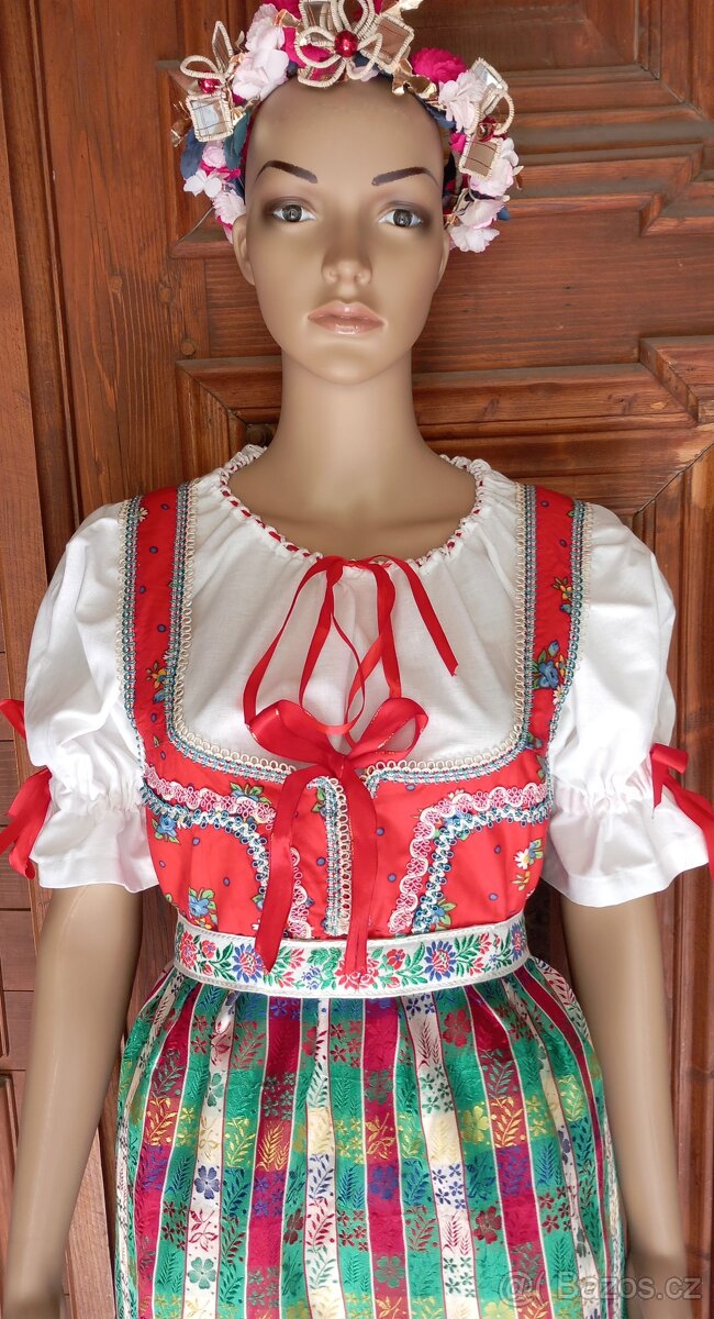 Chodský kroj s pruhovanou pantlíčkovou zástěrou
