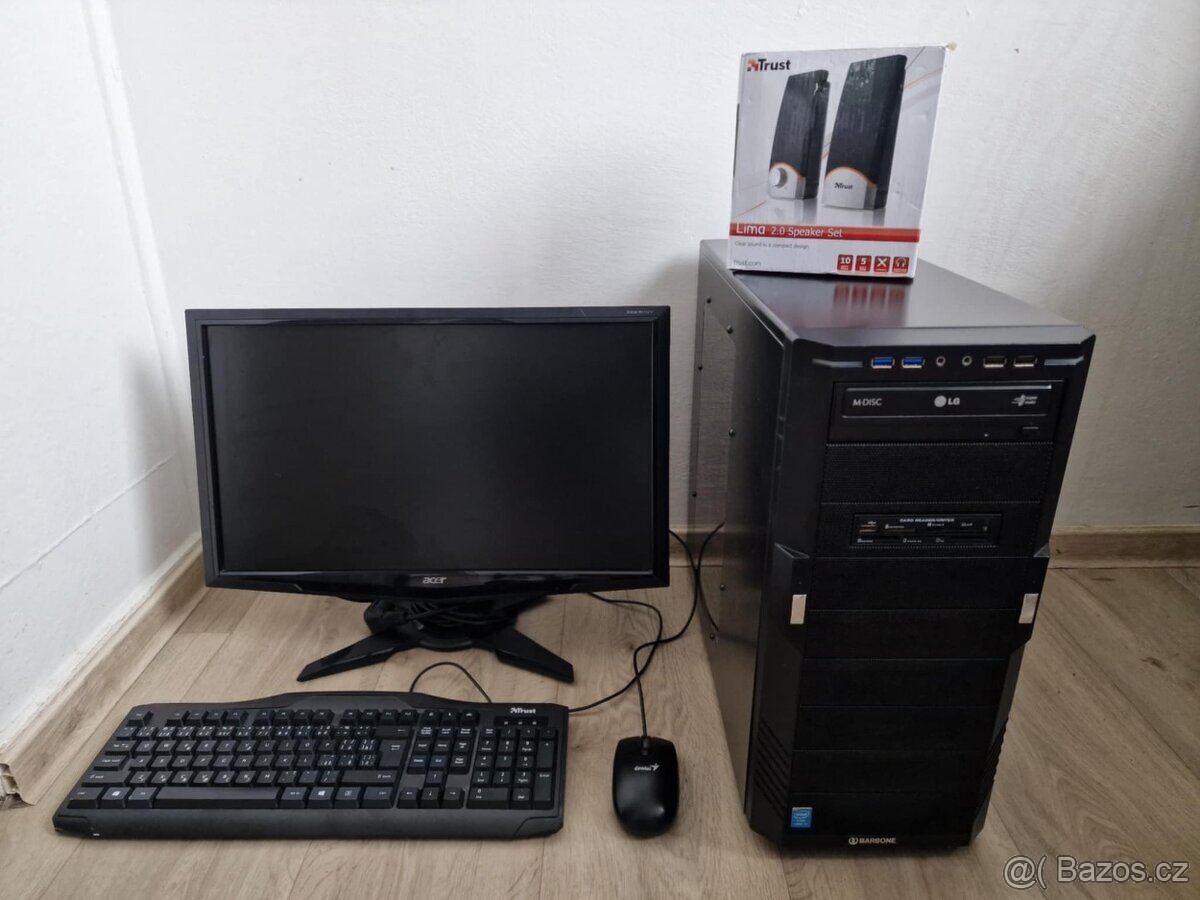 Čtyřjádrový Počítač s lcd monitorem na hraní starších her