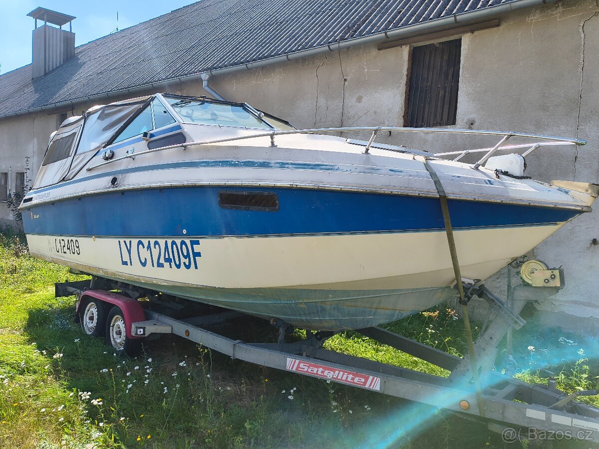 Kajutová motorová loď Wellcraft+přívěsný vozík
