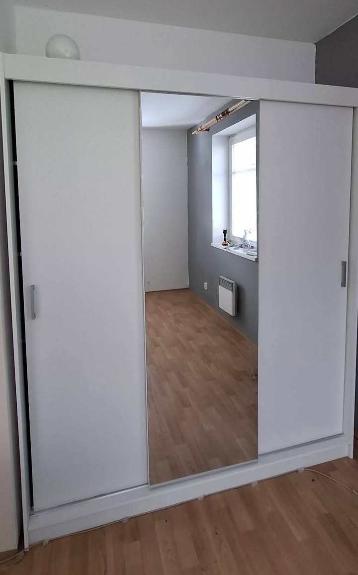 Skříň s posuvnými dveřmi