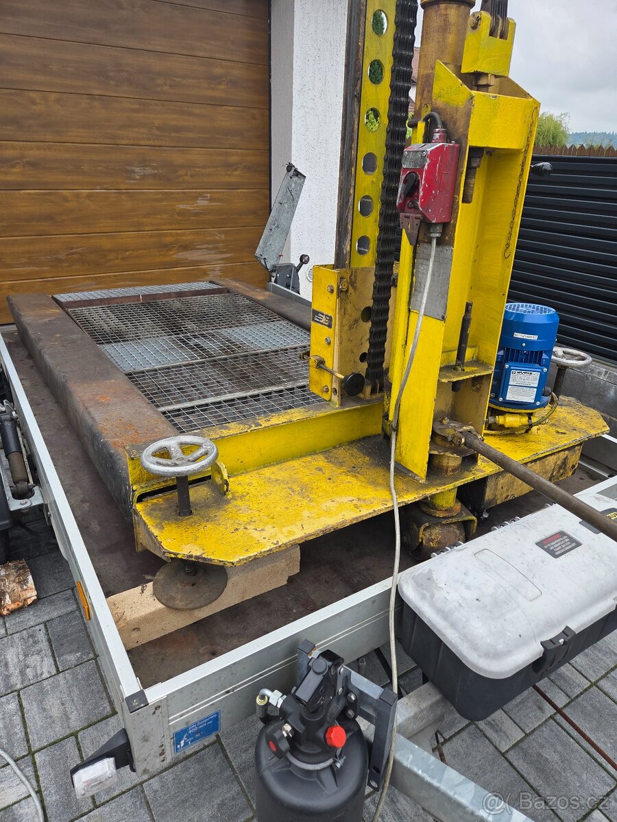 Nemecky nůžkový 2T hydraulicky zvedák DDR