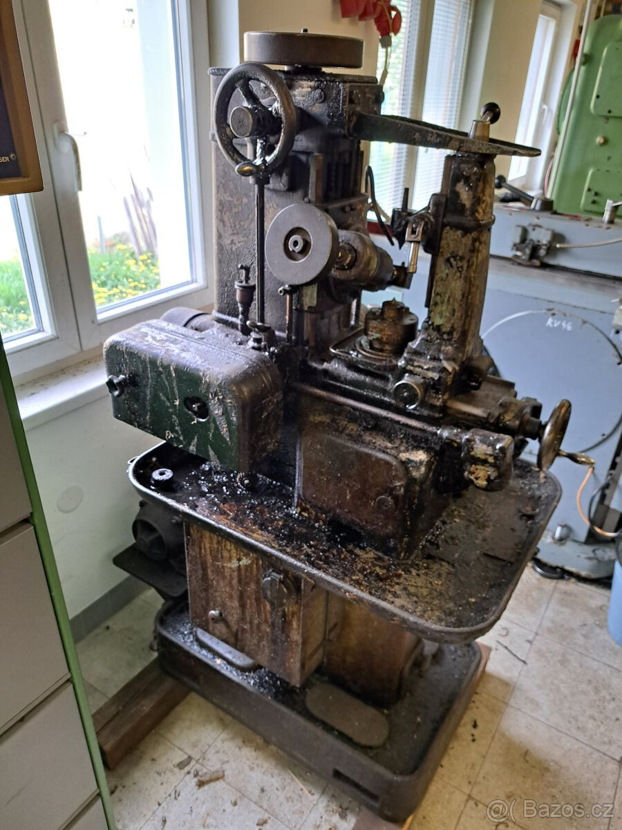 Odvalovací frézka Pfauter RS000