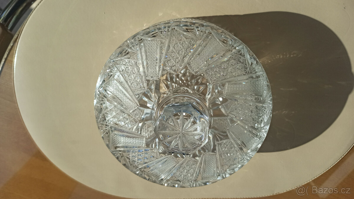 dóza z broušeného skla s úchopem