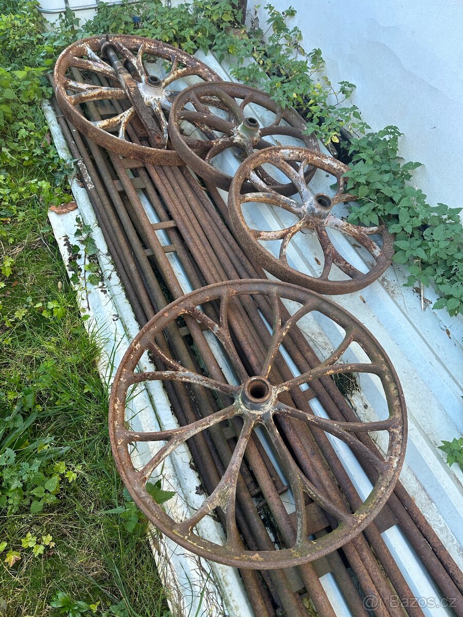 Staré litinové kola s nápravami ze mlátičky – plně funkční