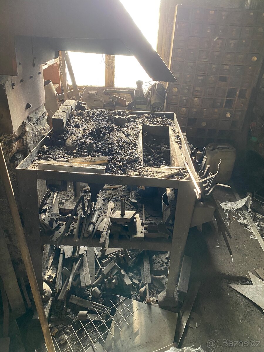 Ruším zámečnickou dílnu.