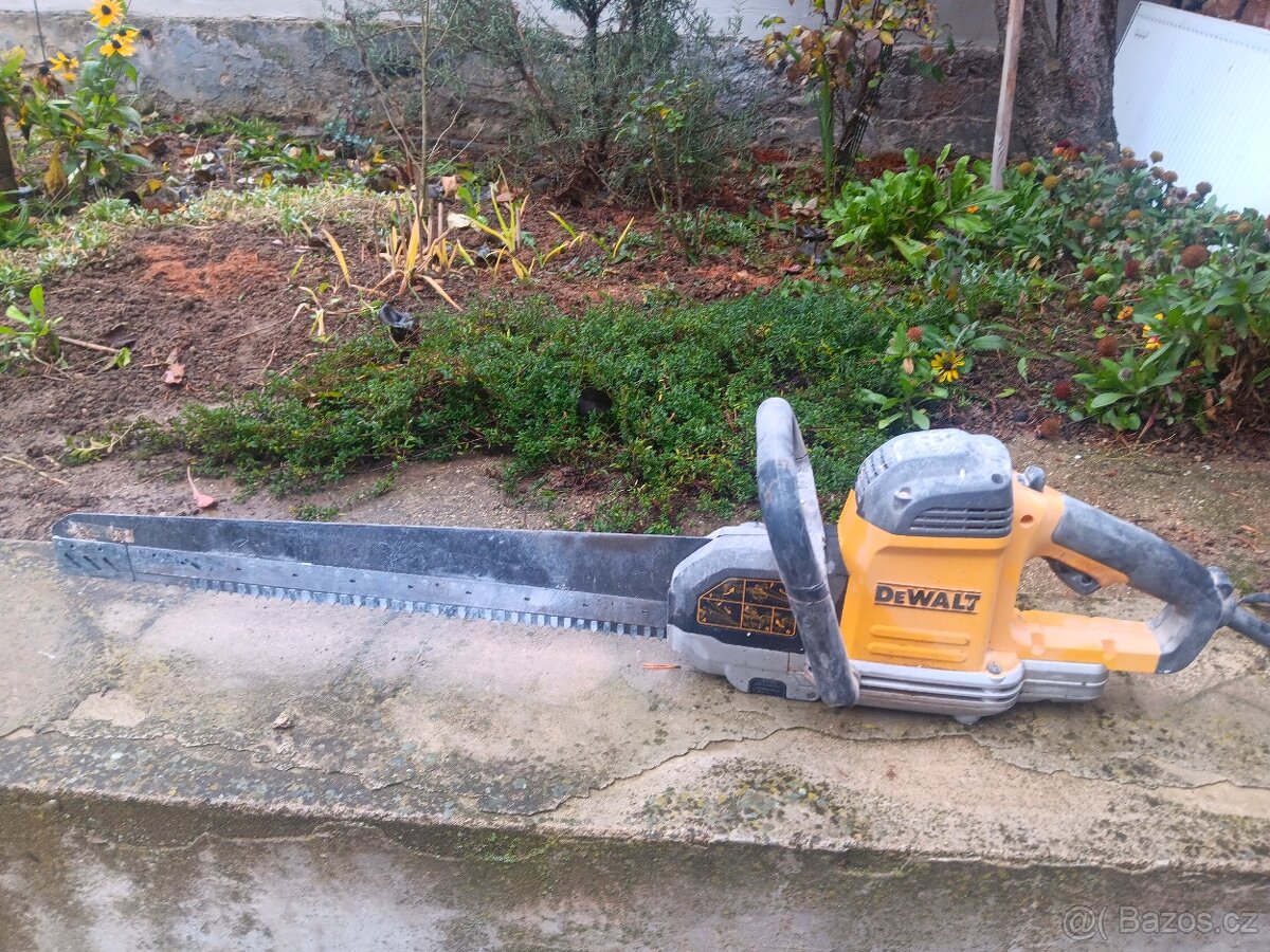 Pila Dewalt na cihly