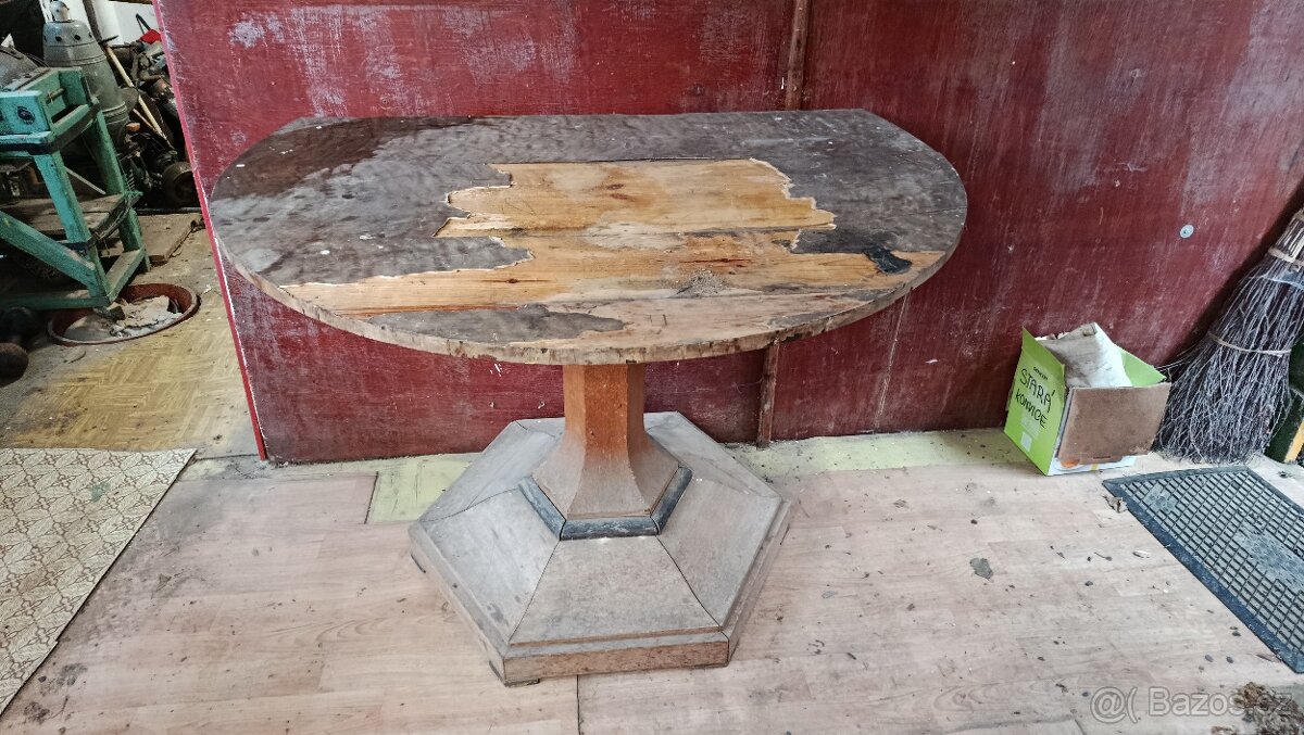 Starožitný Stůl na Jedné Noze – Vhodný k Renovaci