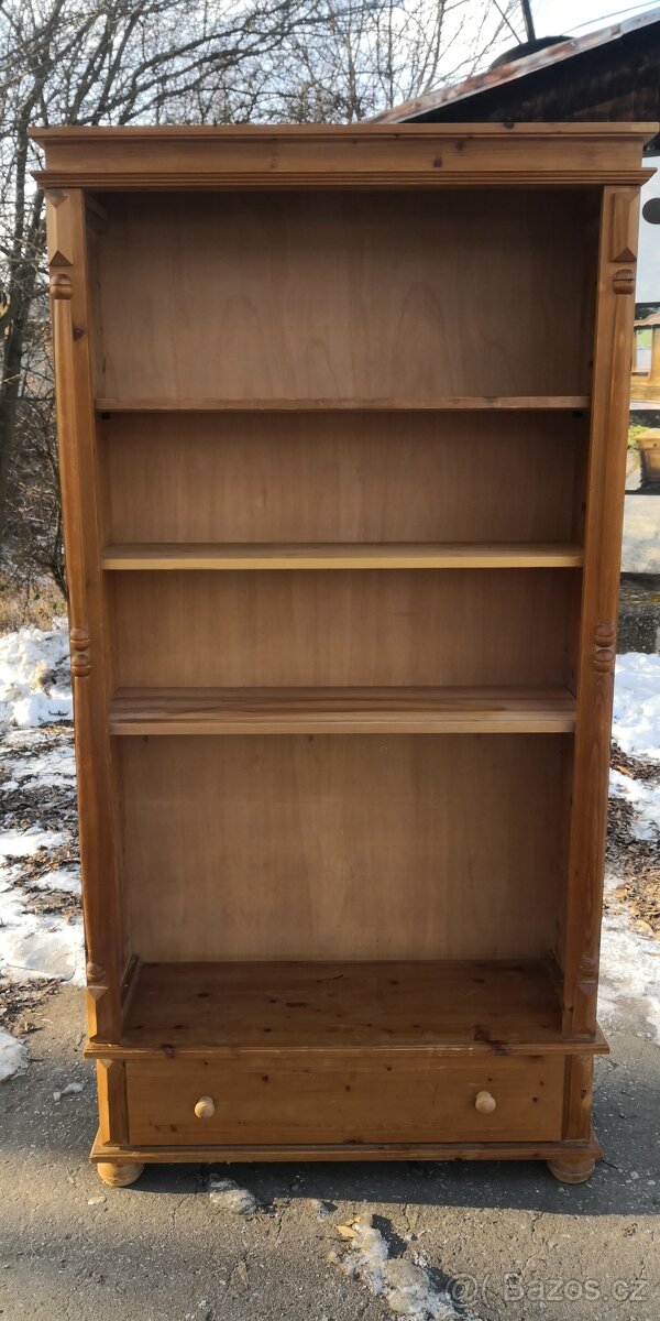 Celomasivní regál - knihovna s šuplíkem