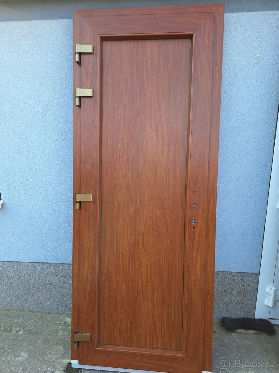 Nové plastové dveře 884x2190