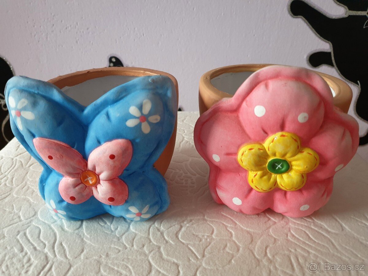 2x Dekorace keramika květináč motýlek květ květinka