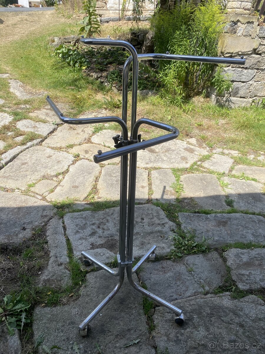 Stojan na kolečkách