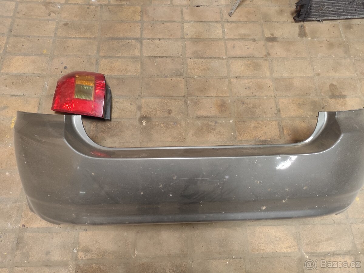 Toyota Corolla hatchback zd. nárazník a světlo