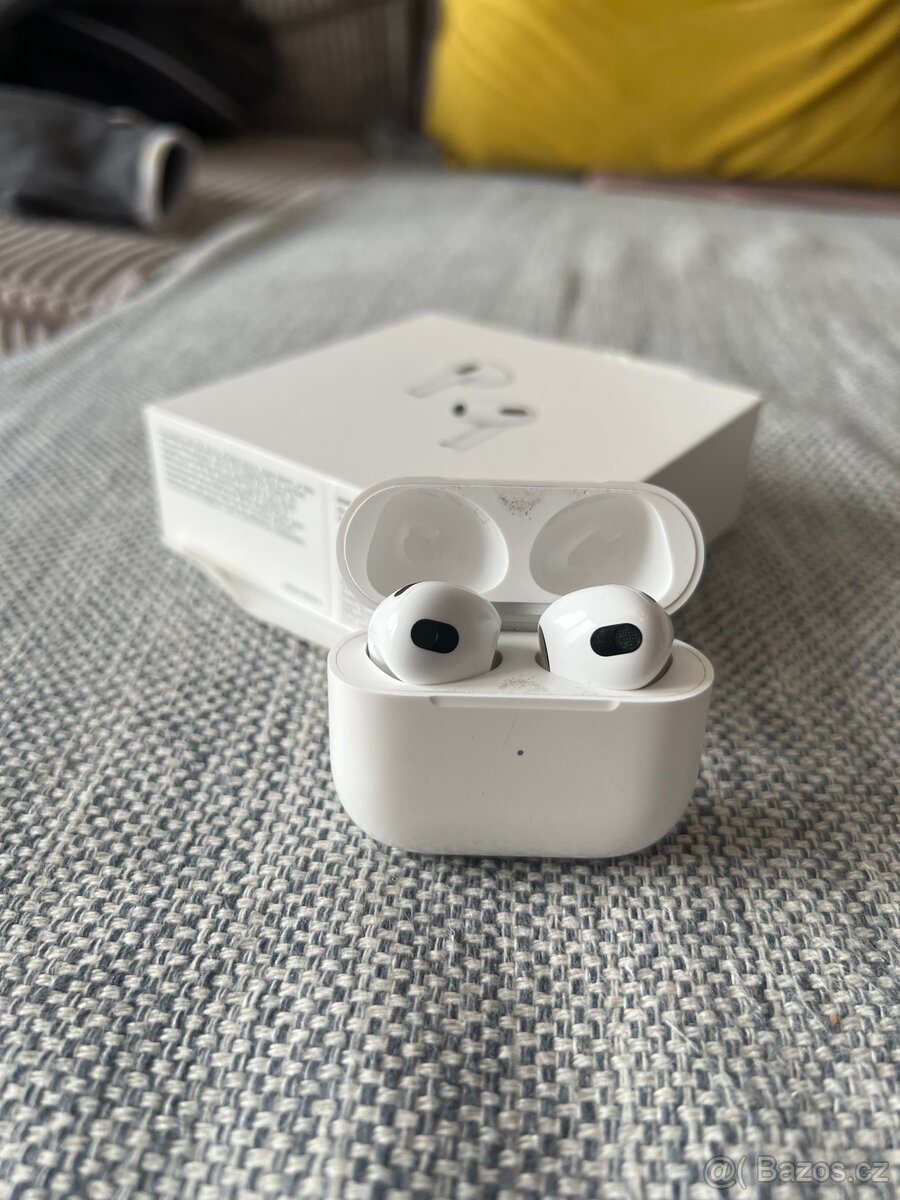 Apple AirPods 3 s MagSafe nabíjecím pouzdrem