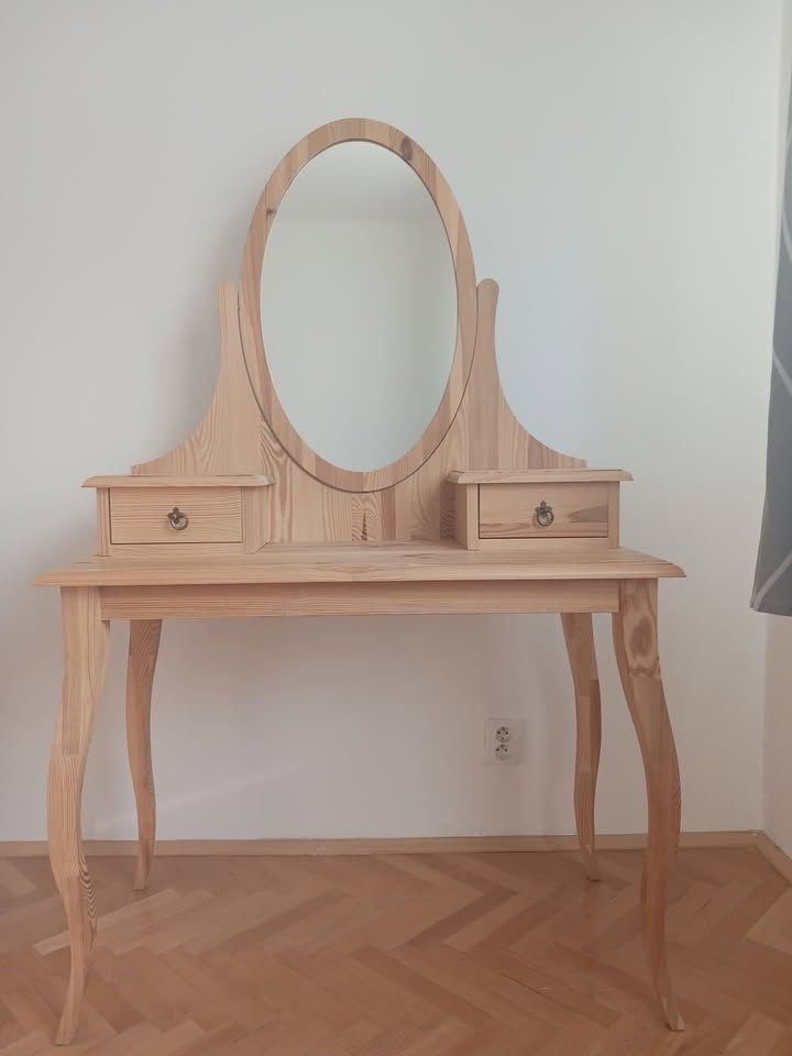 Toaletní stolek se zrcadlem