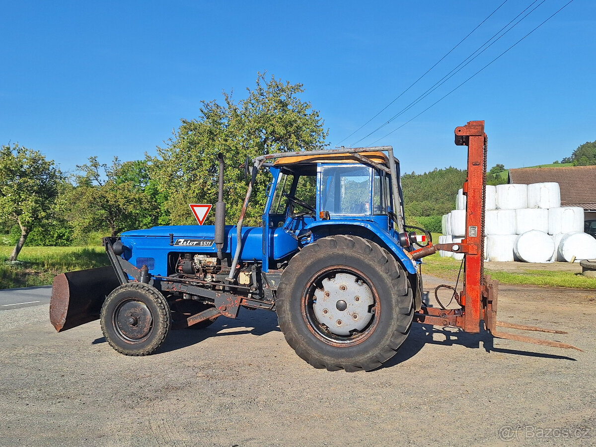 Zetor 5511 s čelní radlicí a zdviží