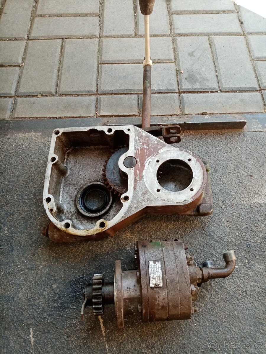 Příruba a hydraulické čerpadlo na Multicar M22