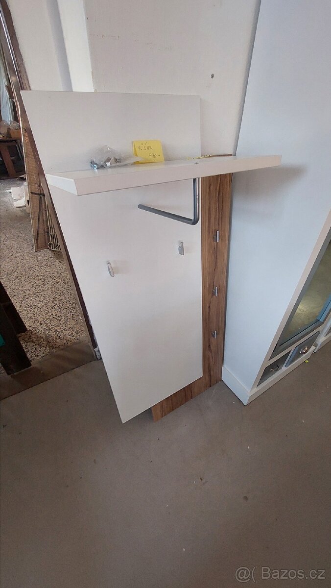 Věšák nový