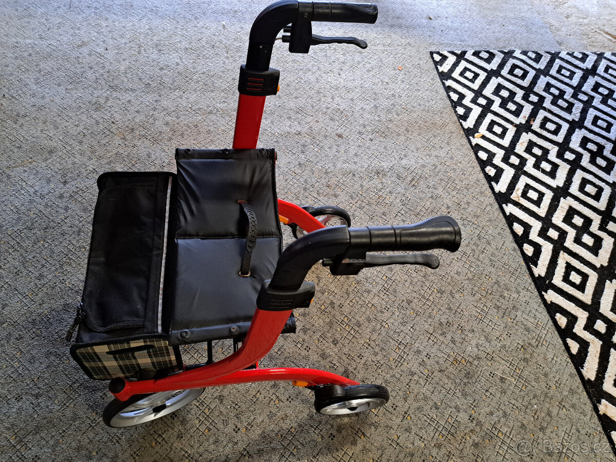 Čtyřkolové chodítko