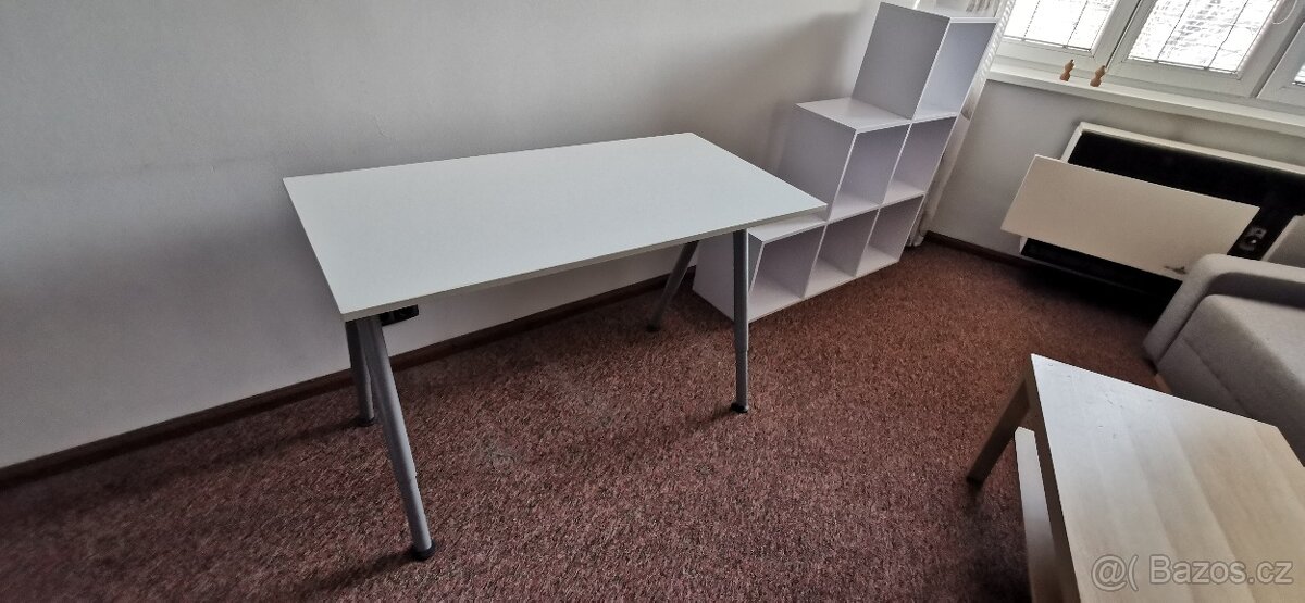 Psací stůl IKEA THYGE – prostorný, polohovací