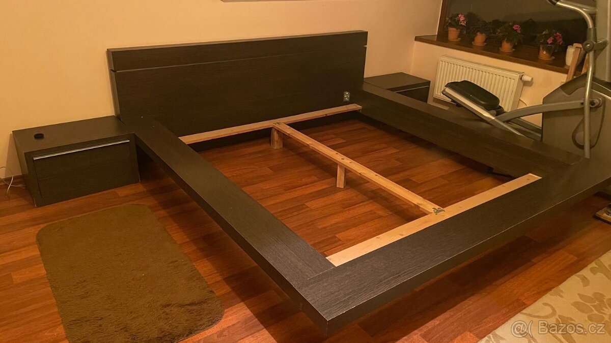 Postel s matraci a nocni stolky. Minimalne pouzivana.