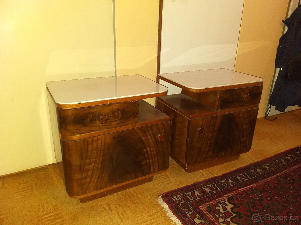 Noční stolky s bílým sklem