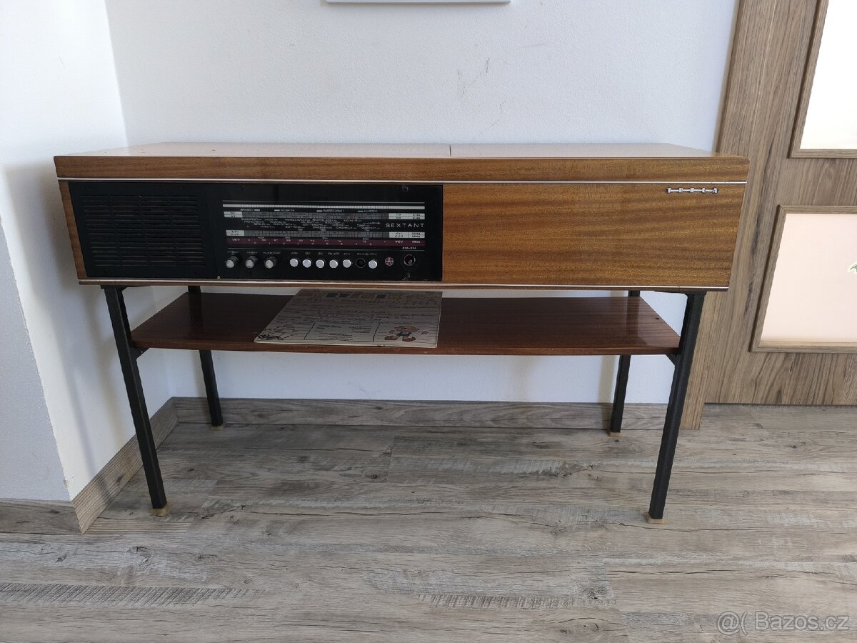 Starožitné rádio s gramofonem