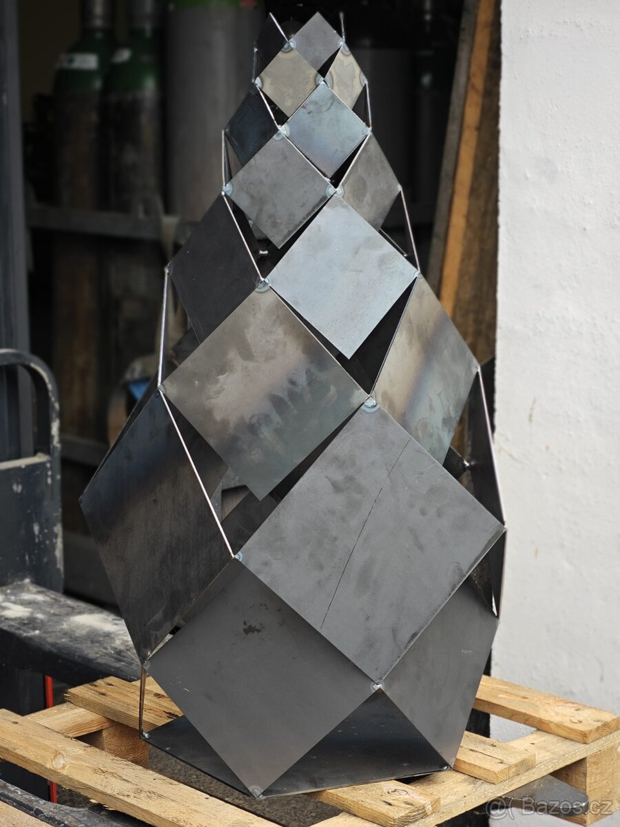 Kovová designová dekorace „Diamantová věž“