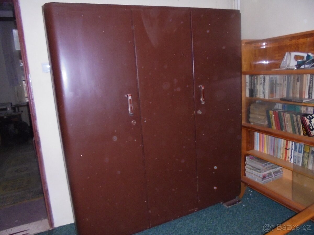 stará dřevěná skřín masiv