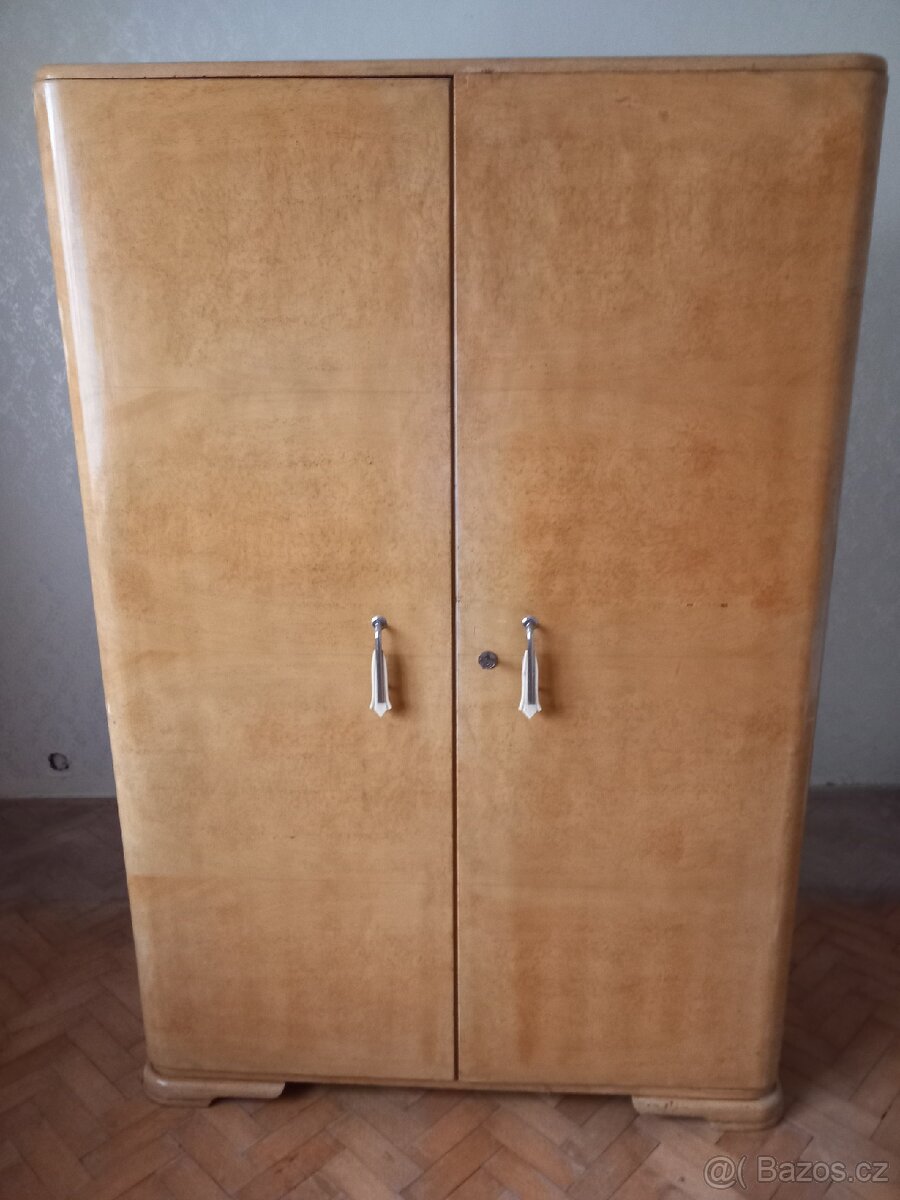 retro dřevěná skříň