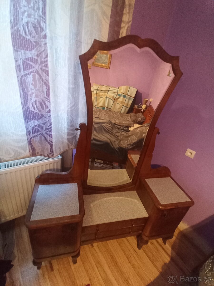 Starožitný toaletní stolek se zrcadlem