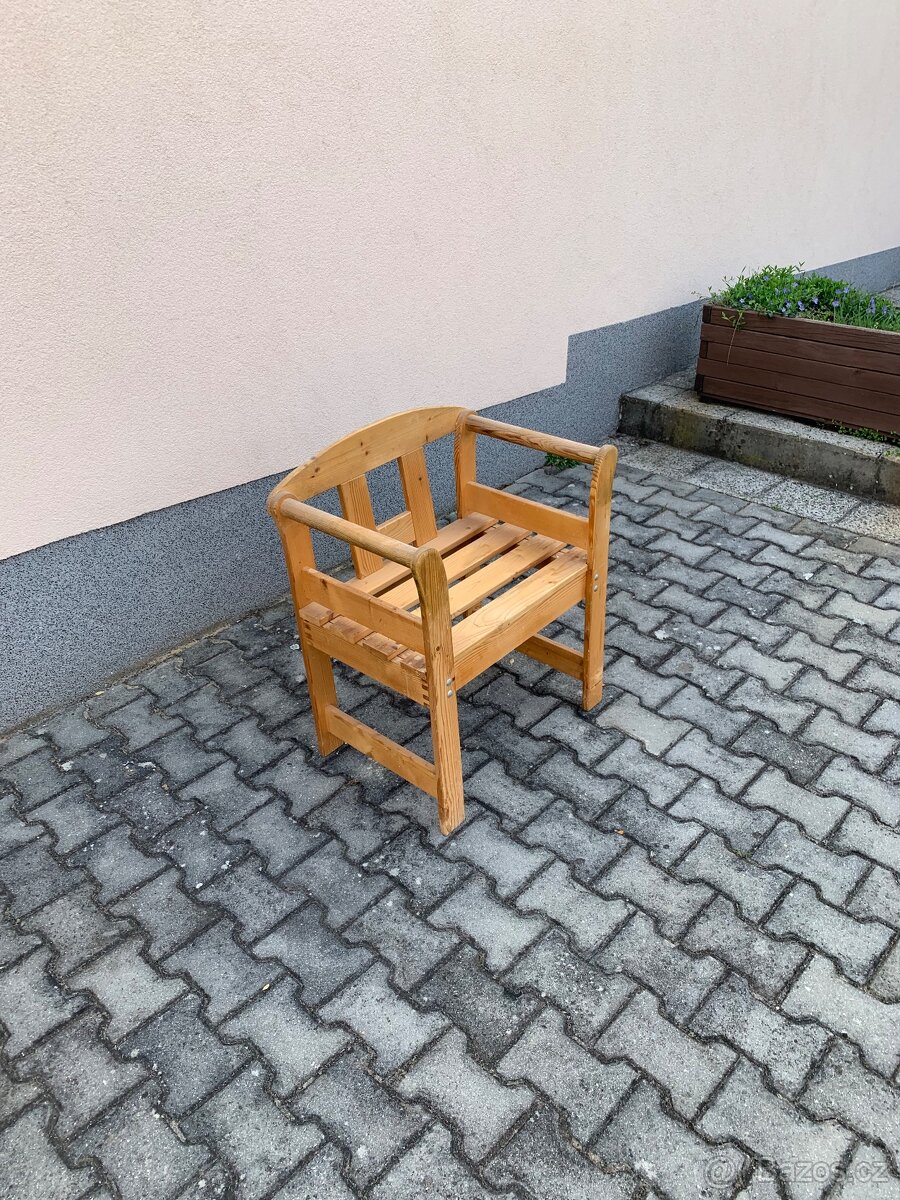 Dřevěné křeslo
