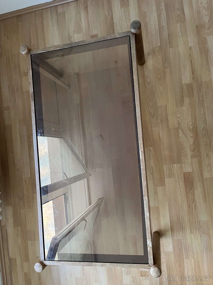 Stůl s prosklenou deskou