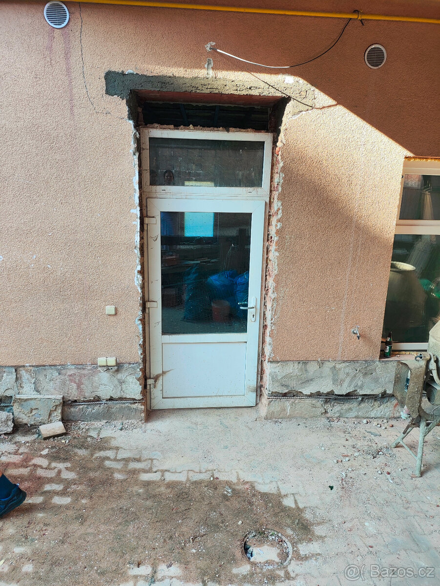 Plastové vstupní dveře dvojsklo 2ks