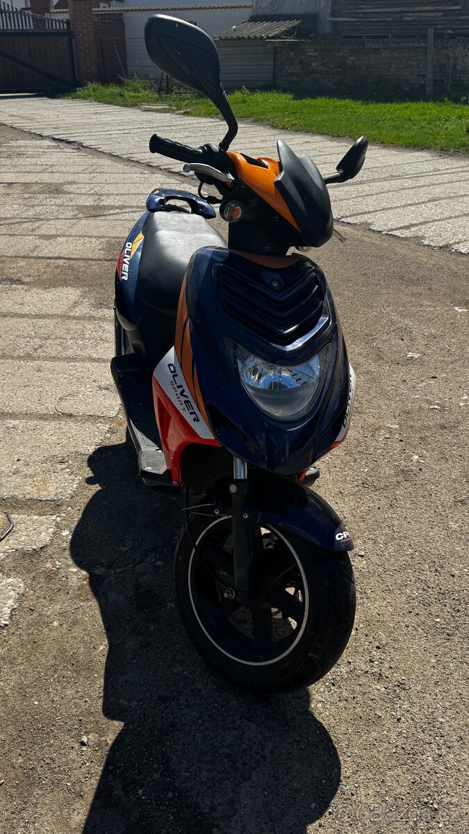 Skútr s čipem a čerstvě udělaným 70ccm válcem