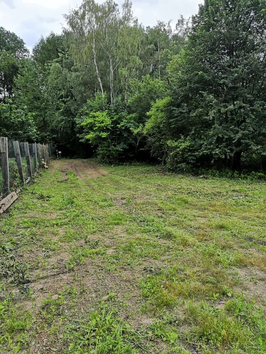 Exkluzivní pozemek polosamota