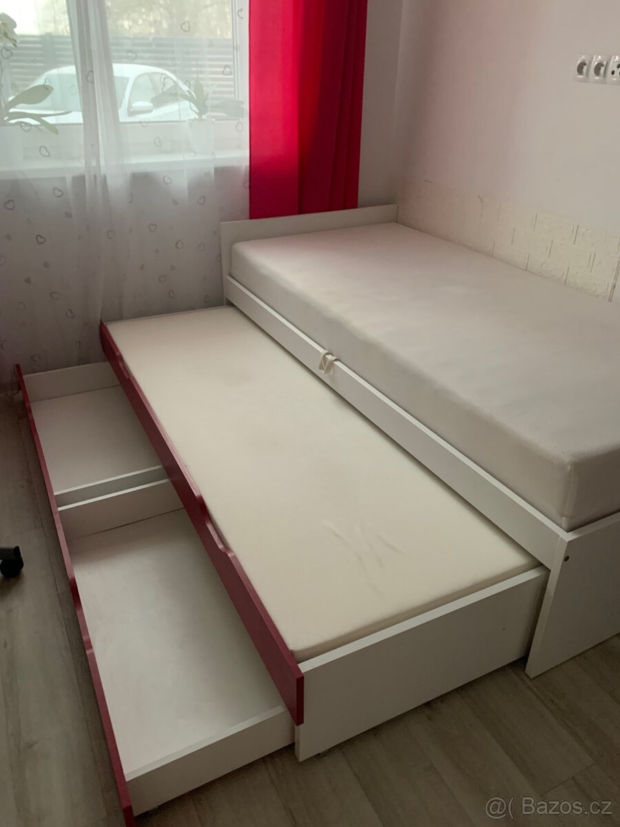 Postel s druhou posteli a úložným prostorem