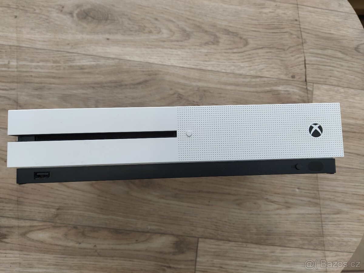 Xbox one S 1TB + 2 hry a příslušenství