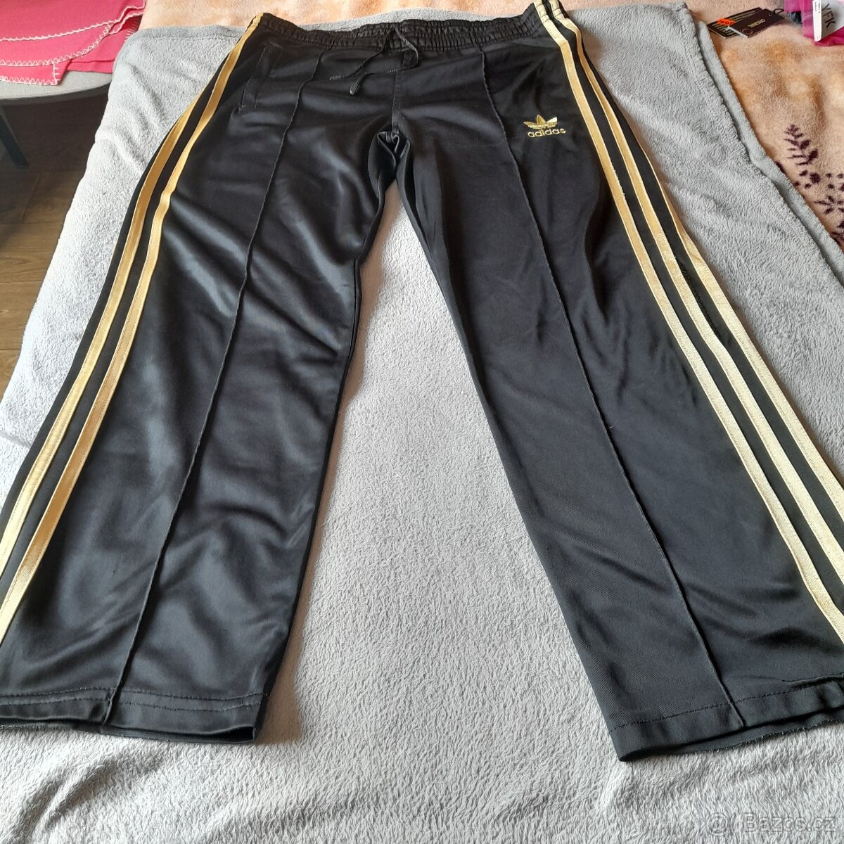 ČERNÉ SE ZLATÝM TEPLÁKY ADIDAS XXL