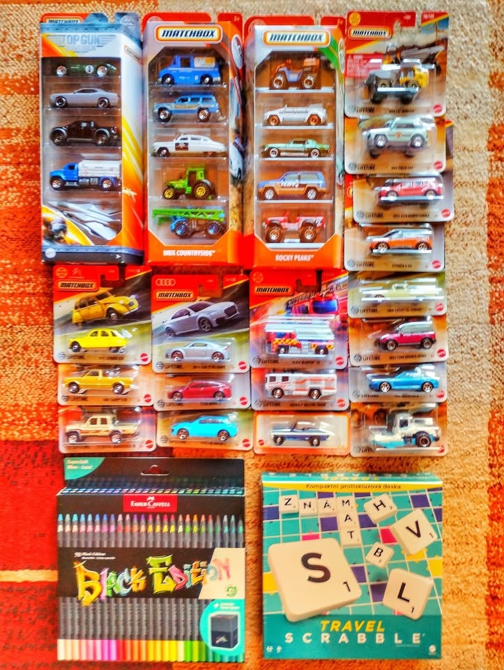 32x matchbox autíčka, Scrabble, pastelky