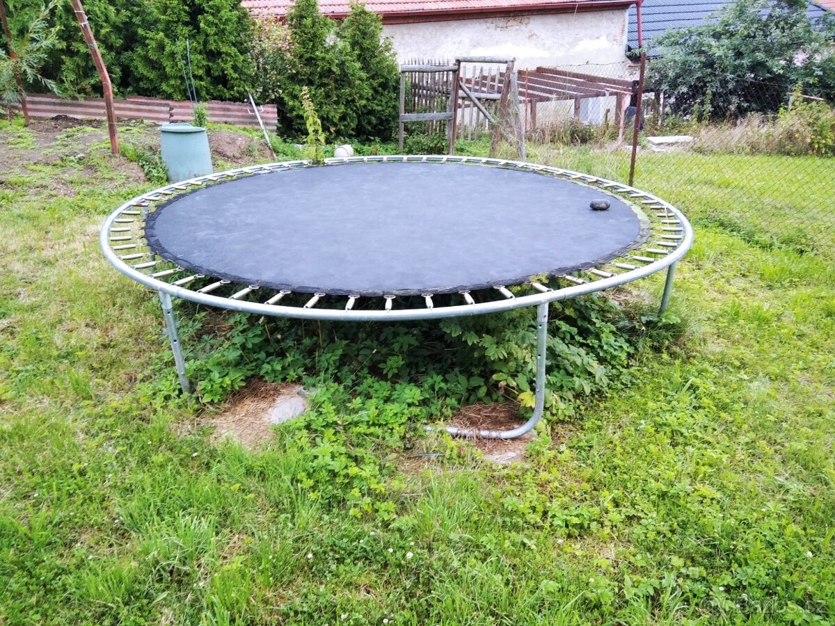 Trampolína