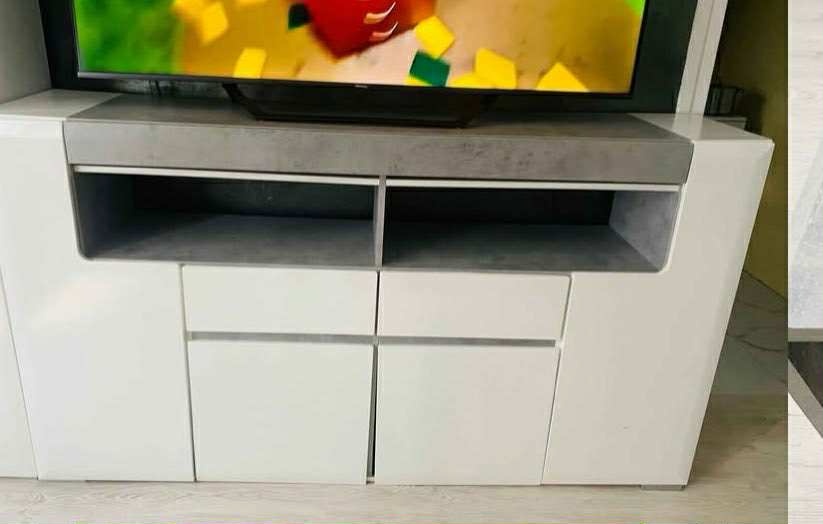 Obývací stěna s konferenčním stolkem