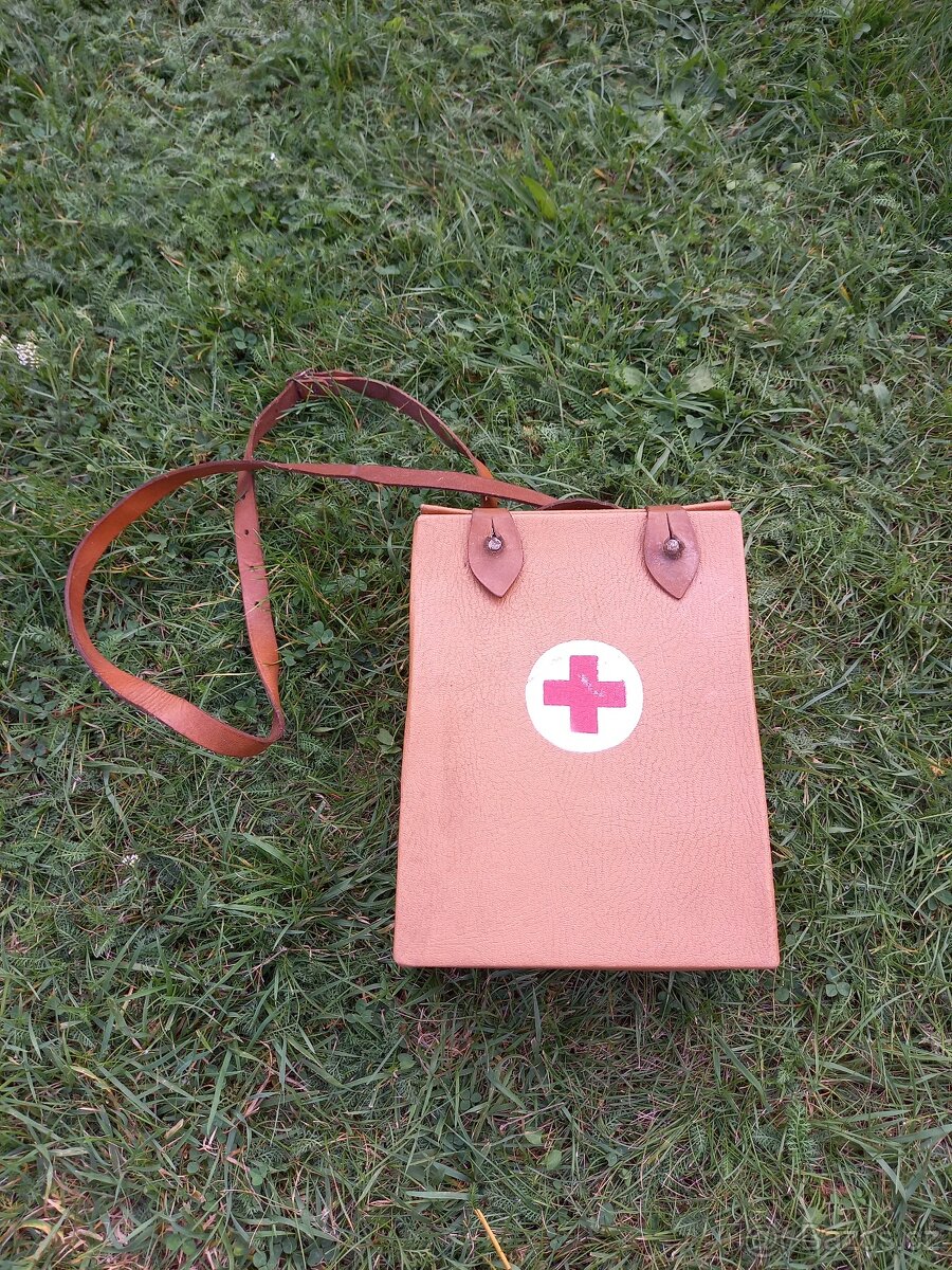 Starodávná lékárnička československého červeného kříže