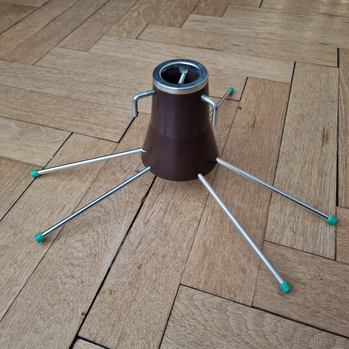 Stylový retro stojan na vánoční stromek