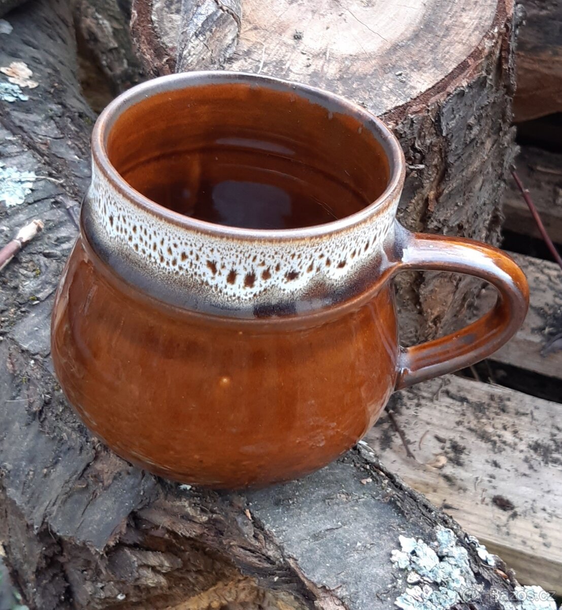 Hrnek hnědý velký.