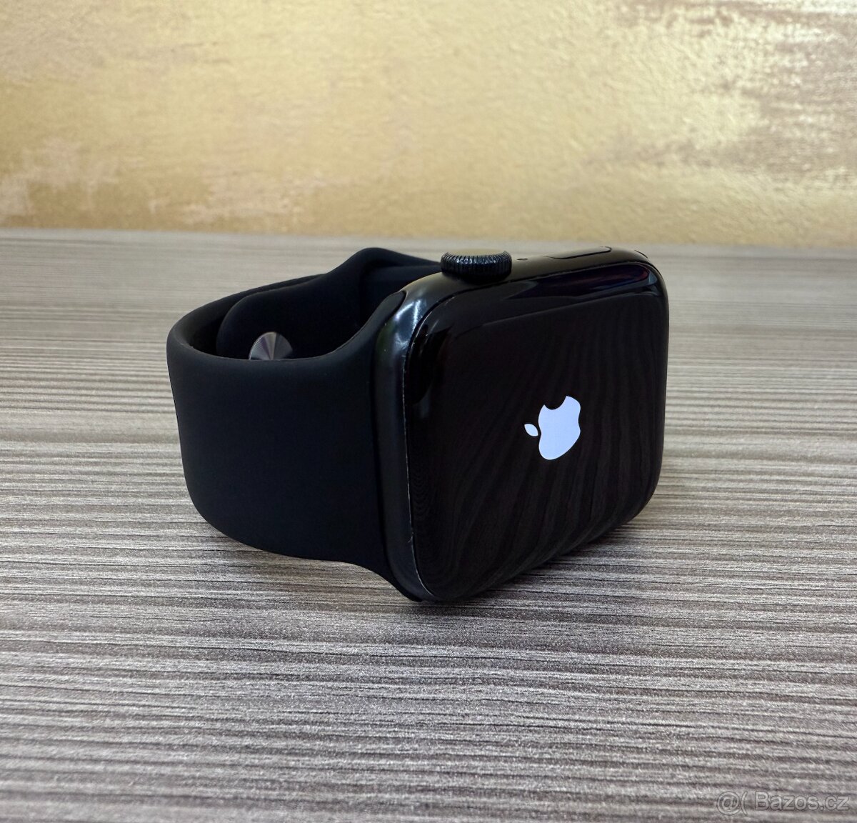 Apple Watch SE 2022 44mm černé, pěkný stav