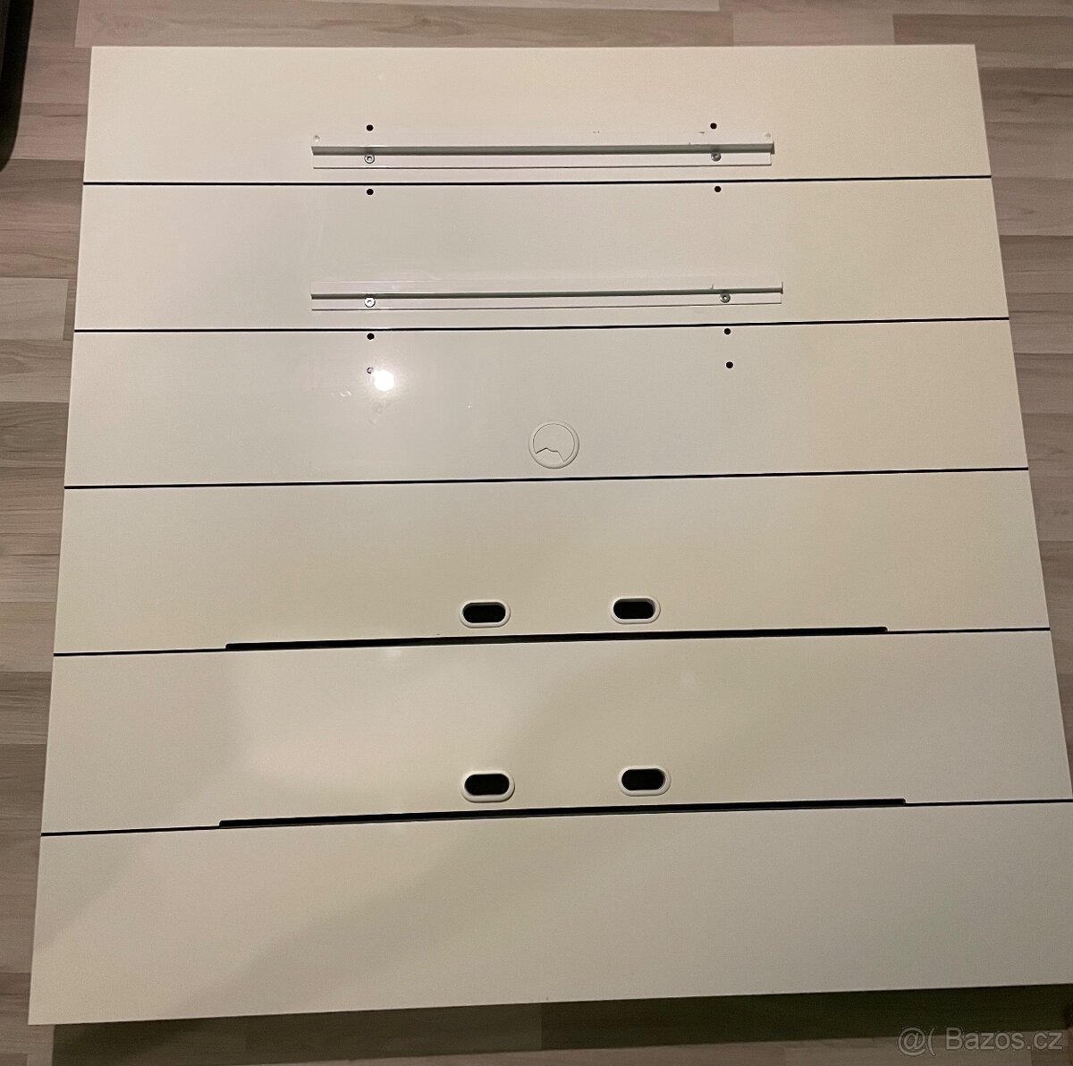 Výklopná televizní stěna