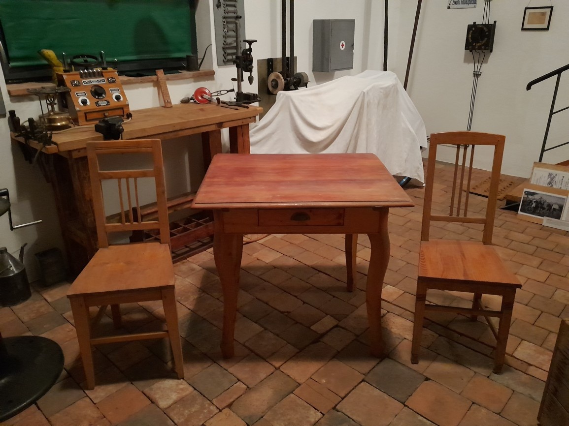 Prodám starožitný stůl