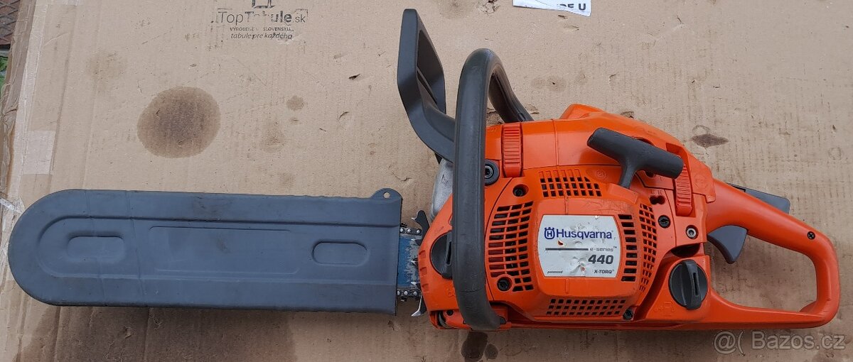 Husqvarna 440 motorova pila zaruce